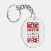 Echte artsen behandelen meer dan één diersoort sleutelhanger (Voorkant Links)