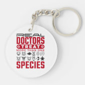 Echte artsen behandelen meer dan één diersoort sleutelhanger (Achterkant)