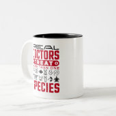 Echte artsen behandelen meer dan één diersoort tweekleurige koffiemok (Voorkant links)