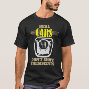 Echte auto's schuiven zichzelf niet handmatig in t-shirt