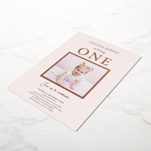 Echte Folie, foto 1e verjaardagsuitnodiging in roz Folie Uitnodiging (Gedraaid)