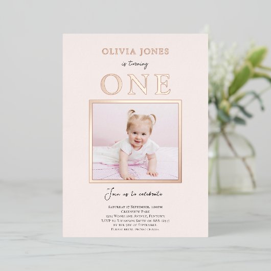 Echte Folie, foto 1e verjaardagsuitnodiging in roz Folie Uitnodiging (Staand Voorkant)