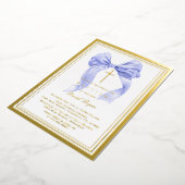 Echte Folie Modern Gold Blue Bow Boy Doop Uitnodiging (Gedraaid)