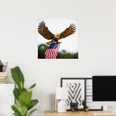 ECHTE KALE ADELAAR VLIEGEN MET AMERIKAANSE VLAG POSTER (Thuiskantoor)