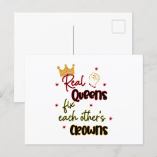 Echte koninginnen maken elkaars kronen vast briefkaart