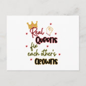 Echte koninginnen maken elkaars kronen vast briefkaart (Voorkant)