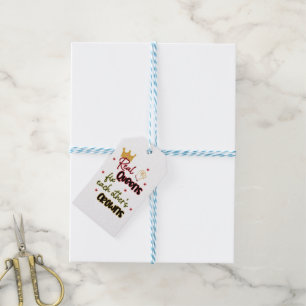 Echte koninginnen maken elkaars kronen vast cadeaulabel