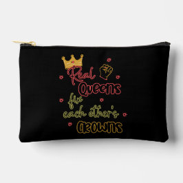 Echte koninginnen maken elkaars kronen vast etui