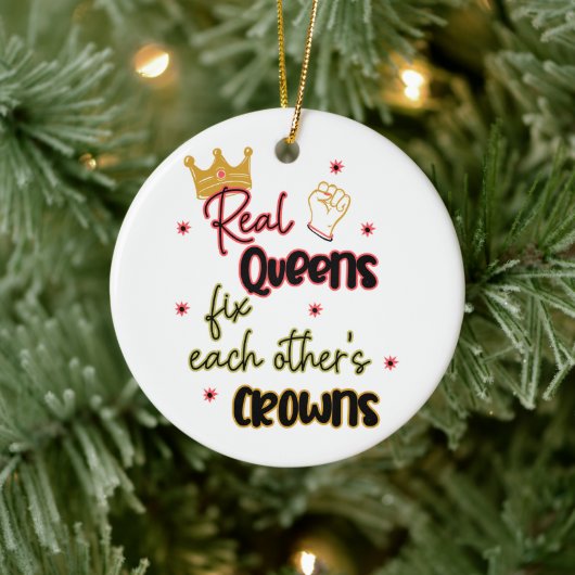 Echte koninginnen maken elkaars kronen vast keramisch ornament (Boom)