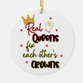 Echte koninginnen maken elkaars kronen vast keramisch ornament (Voorkant)