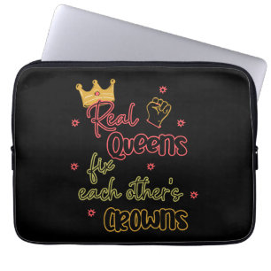 Echte koninginnen maken elkaars kronen vast laptop sleeve