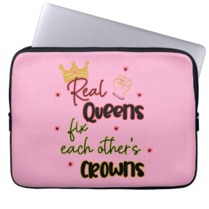 Echte koninginnen maken elkaars kronen vast laptop sleeve