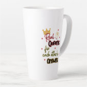 Echte koninginnen maken elkaars kronen vast latte mok (Rechterhoek)