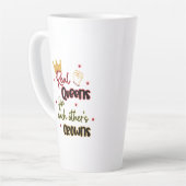 Echte koninginnen maken elkaars kronen vast latte mok (Linkerhoek)