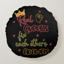 Echte koninginnen maken elkaars kronen vast