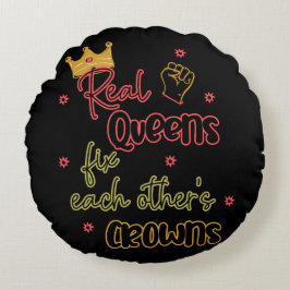 Echte koninginnen maken elkaars kronen vast rond kussen