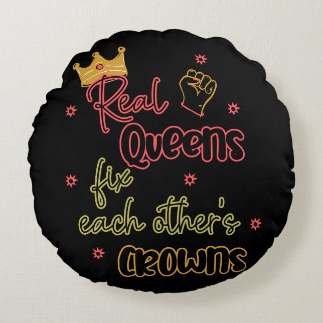 Echte koninginnen maken elkaars kronen vast rond kussen (Voorkant)