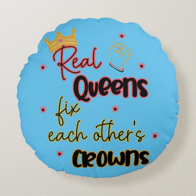 Echte koninginnen maken elkaars kronen vast rond kussen (Voorkant)
