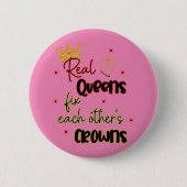 Echte koninginnen maken elkaars kronen vast ronde button 5,7 cm (Voorkant)