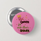 Echte koninginnen maken elkaars kronen vast ronde button 5,7 cm (Voorkant /achterkant)