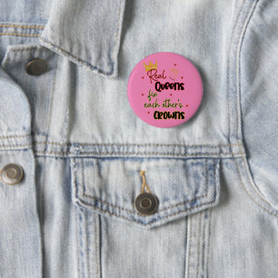 Echte koninginnen maken elkaars kronen vast ronde button 5,7 cm