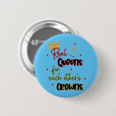 Echte koninginnen maken elkaars kronen vast ronde button 5,7 cm (Voorkant /achterkant)