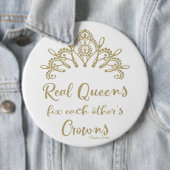 Echte koninginnen maken elkaars kronen vast ronde button 6,0 cm (In situ)