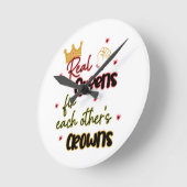 Echte koninginnen maken elkaars kronen vast ronde klok (Hoek)