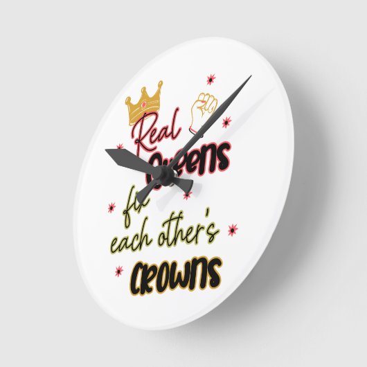 Echte koninginnen maken elkaars kronen vast ronde klok (Hoek)