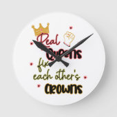 Echte koninginnen maken elkaars kronen vast ronde klok (Voorkant)