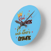 Echte koninginnen maken elkaars kronen vast ronde klok (Hoek)