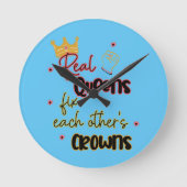 Echte koninginnen maken elkaars kronen vast ronde klok (Voorkant)