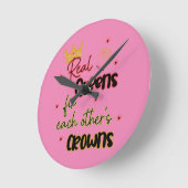 Echte koninginnen maken elkaars kronen vast ronde klok (Hoek)