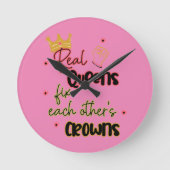 Echte koninginnen maken elkaars kronen vast ronde klok (Voorkant)