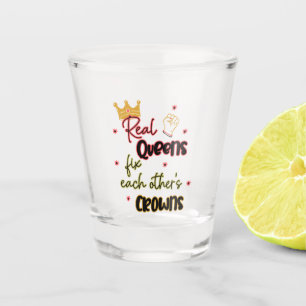 Echte koninginnen maken elkaars kronen vast shot glas
