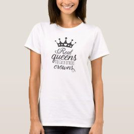Echte koninginnen maken elkaars kronen vast t-shirt