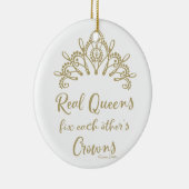Echte koninginnen maken elkaars kroonversiering va keramisch ornament (Rechts)