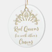 Echte koninginnen maken elkaars kroonversiering va keramisch ornament (Links)