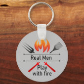 Echte Mannen Afspelen met Fire Fun BBQ Sleutelhanger (Voorkant)