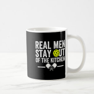 Echte mannen blijven uit de keuken komische pickle koffiemok