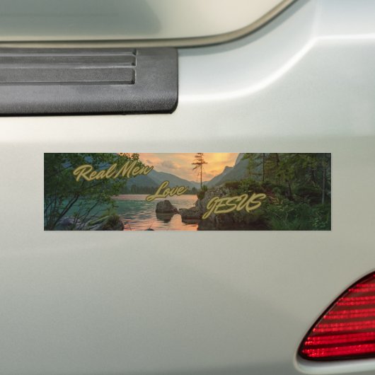 Echte Mannen houden buiten van Jesus Bumpersticker (Op auto)