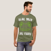 Echte Mannen Liefhebben Kikkers T-shirt (Voorkant volledig)