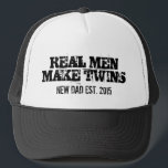 Echte mannen maken een tweeling-trucker hoed voor  trucker pet<br><div class="desc">Echte mannen maken tweeling vrachtwagenhoed voor nieuwe vader. Grappig citaat voor een nieuwe trotse vader die in 2015,  2016,  2017 werd opgericht,  enz.  geboortejaar.  masculine typografie met vette letters. Cute gift idee voor verwachte vader van nieuwe babymeisjes/jongens of pasgeborenen. Manly baby shower cadeau voor mannen.</div>