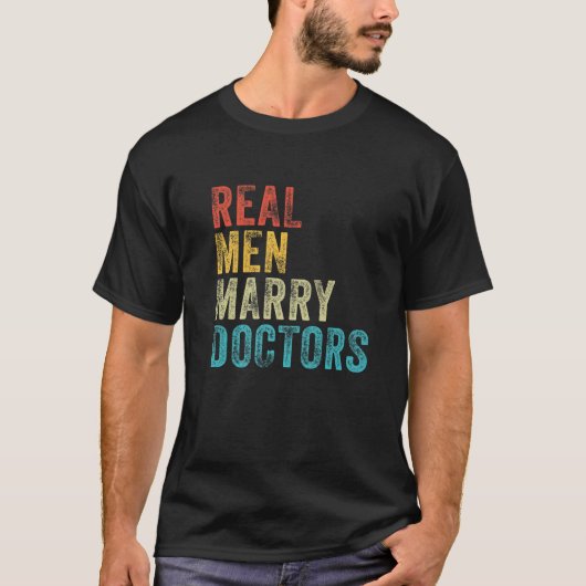 Echte Mannen Marry Doctors Future Husband Wife Eng T-shirt (Voorkant)