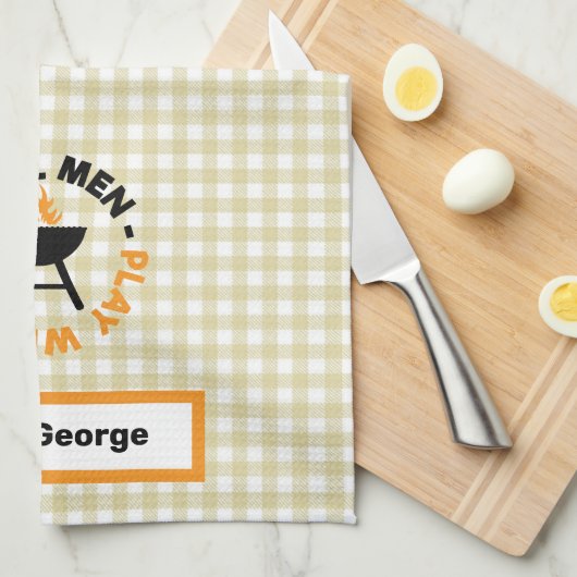 Echte Mannen spelen met Fire Barbecue Grill Theedoek (Quarter Fold)