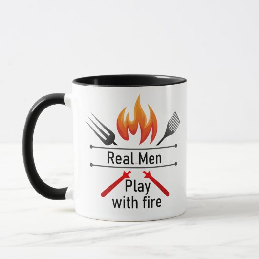Echte Mannen spelen met Fire Fun BBQ Quote Mok (Links)