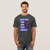 Echte mannen spelen met hun gasten, grappige dachs t-shirt (Voorkant volledig)