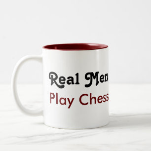 Echte mannen spelen schaken tweekleurige koffiemok