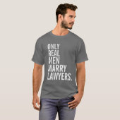 Echte Mannen trouwen met advocaten T-shirt (Voorkant volledig)