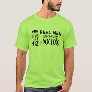 Echte mannen trouwen met dokters. t-shirt